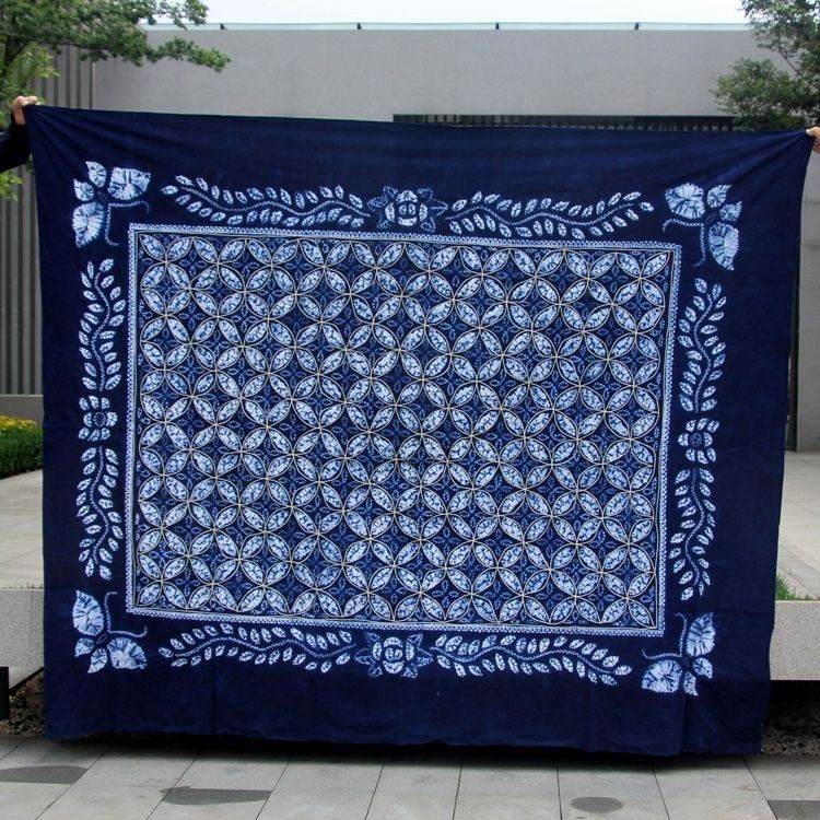 Indigo cloth with a white lattice pattern