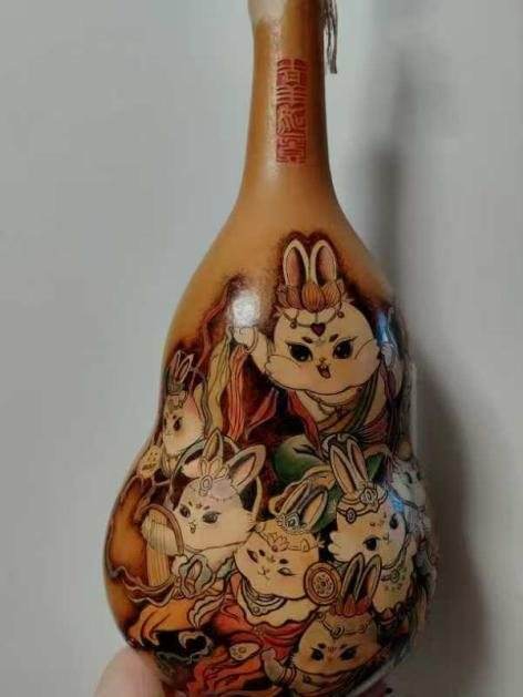 A long-necked gourd burned with a group of rabbits